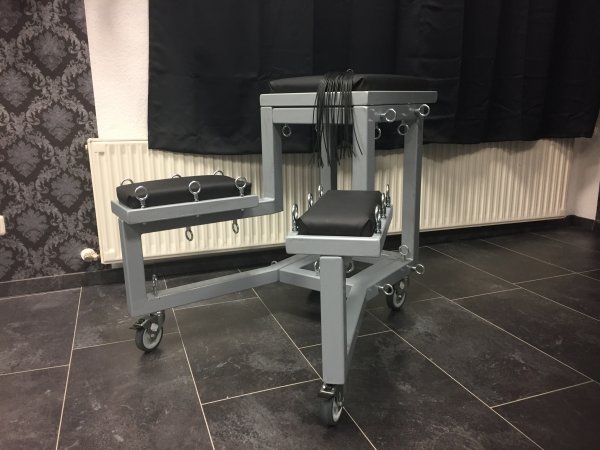 BDSM Mietstudio in Essen - Chambre Violette - Ausstattung - Strafbock
