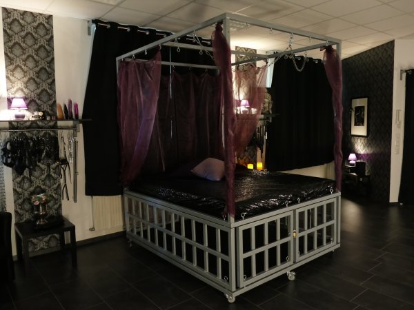 BDSM Mietstudio in Essen - Chambre Violette - Ausstattung - Spielzeug